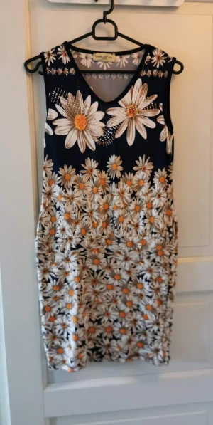 Sommarklänning - Tunn blommig klänning med diskreta paljetter, stl 36 Vit kort klänning med slits, stl 36