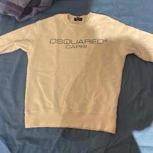 Dsquared tröja - Säljer min tröja som är för liten för mig. Den har inga hål och inga missfärgningar. Köpte för 1500kr. Pris kan diskuteras.