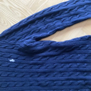 Stickad tröja Ralph Lauren - Fin marinblå Ralph Lauren stickad tröja, fint skick💕Äe i storlek M men sitter som en XS/S! Hör av dig vid fler bluesen eller frågor💖priset går att diskutera🤑
