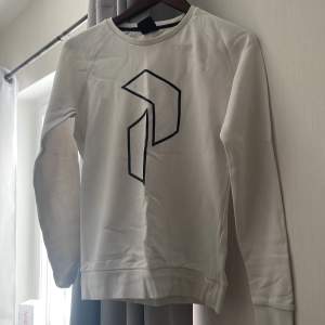 Sweatshirt från peak performance vit med loggan på bröstet, säljer så den inte kommer till andvändning 
