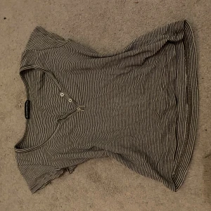 Brandy topp - Söt brandy topp brun/randig med knappar. Fin till sommaren. 