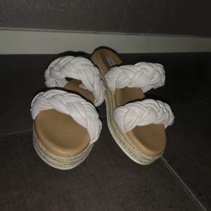 Steve Madden sandaler som endast är använda 1 gång. Köpta i sommras. Storlek 38. Passar en smal fot. Nypris: 1200kr