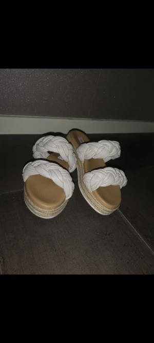 Steve Madden sandaler - Steve Madden sandaler som endast är använda 1 gång. Köpta i sommras. Storlek 38. Passar en smal fot. Nypris: 1200kr