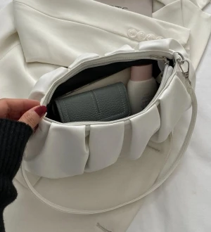 Handväska  - Snygg handväska till vardags som rymmer en hel del för sin storlek💕