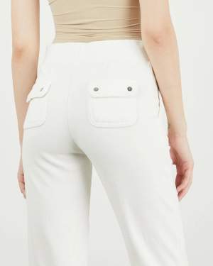 Hej säljer ett par vita Juicy couture byxor i storlek xs. Säljer pågrund att liten användning för dem. 
