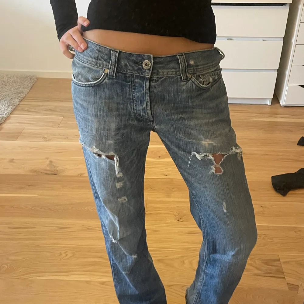 Supercoola lågmidjade jeans med slitningar! Långa i benen och super fin tvätt på färgen💓. Jeans & Byxor.