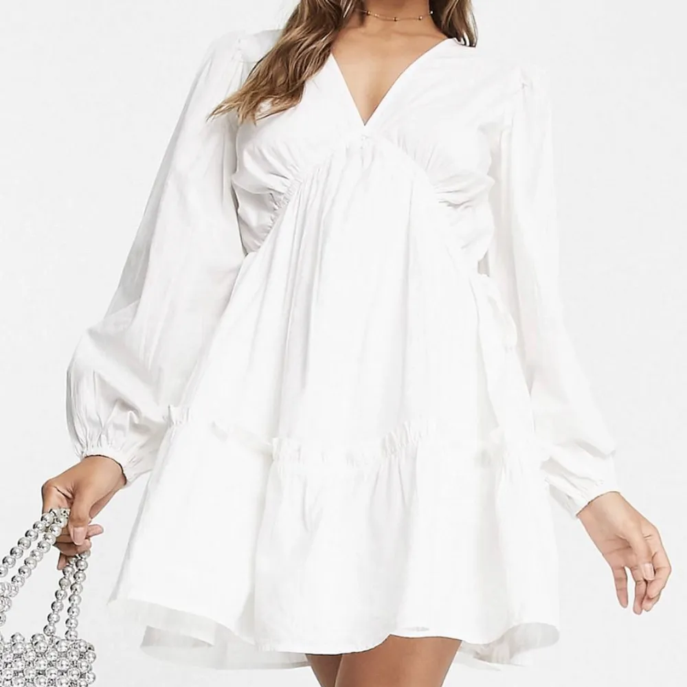 Superfin vit klänning som är perfekt till student, sommaren eller bara allmänt 🫶🏼aldrig använd med alla lappar kvar men tyvärr för sent att skicka tillbaka. Slutsåld i alla storlekar! . Klänningar.