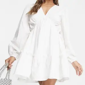 Superfin vit klänning som är perfekt till student, sommaren eller bara allmänt 🫶🏼aldrig använd med alla lappar kvar men tyvärr för sent att skicka tillbaka. Slutsåld i alla storlekar! 