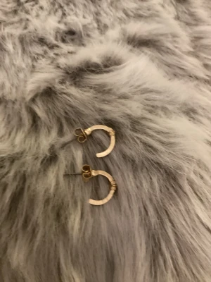 Guldiga örhängen  - Fina örhängen i guld som aldrig kommer till användning. De är i nyskick och är rost fria. ❤️❤️ Hör av dig om du är intresserad 💗🫶🏻