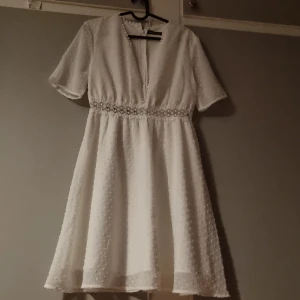 Vit klänning  - Köpte 3 stycken klänningar inför studenten så jag hade lite valalternativ, lägger ut 2 stycken här! Aldrig använt bara provat. Fina klänningar av god kvalité