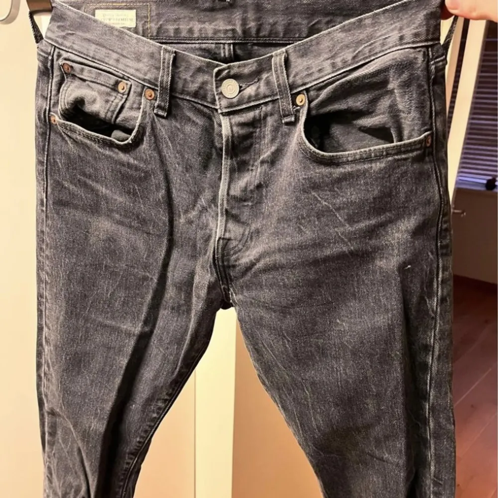 Levis jeans modell 501. Storlek W30 L34. Svart/ grå. Fint skick. Finns i Danderyd, kan fraktas om köparen betalar frakt. . Jeans & Byxor.