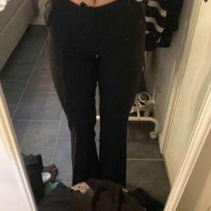 Kostymbyxor  - Svarta kostymbyxor från Gina Tricot i strl xs! Lite noppriga men det syns ej!