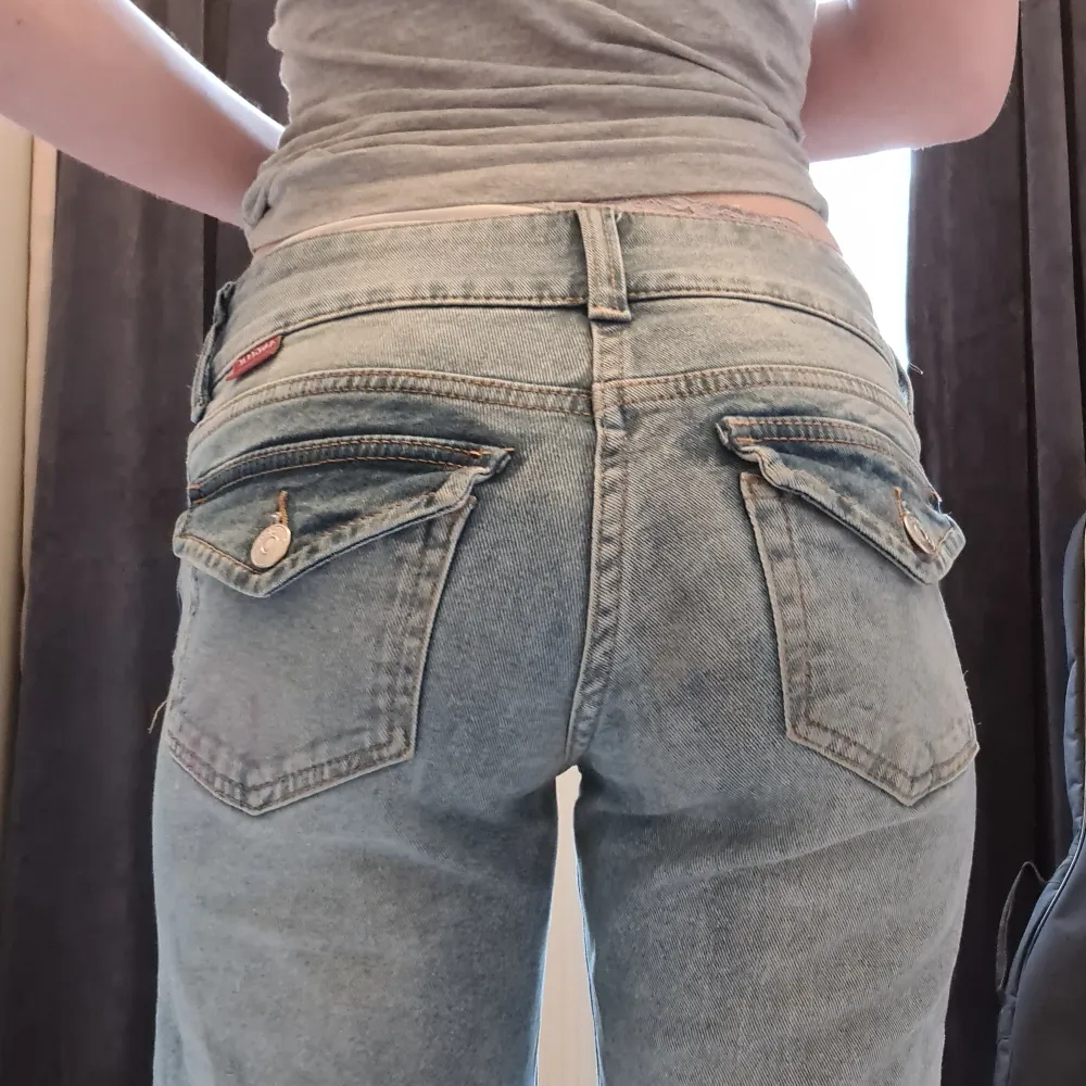 Endast intresse koll på mina hm jeans det är den första modelen som kom ut så det går inte att köpa dom längre. Dom är i storlek 34 skriv privat för fler bilder och mått💗💗. Jeans & Byxor.