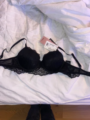 Svart spets bh - Helt oanvänd bh från hm, prislappen kvar. 
