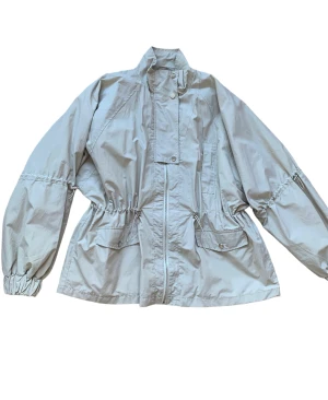 Windbreaker  - Vårjacka från Gina!! Sällan använd så i princip nyskick!🌟🌟