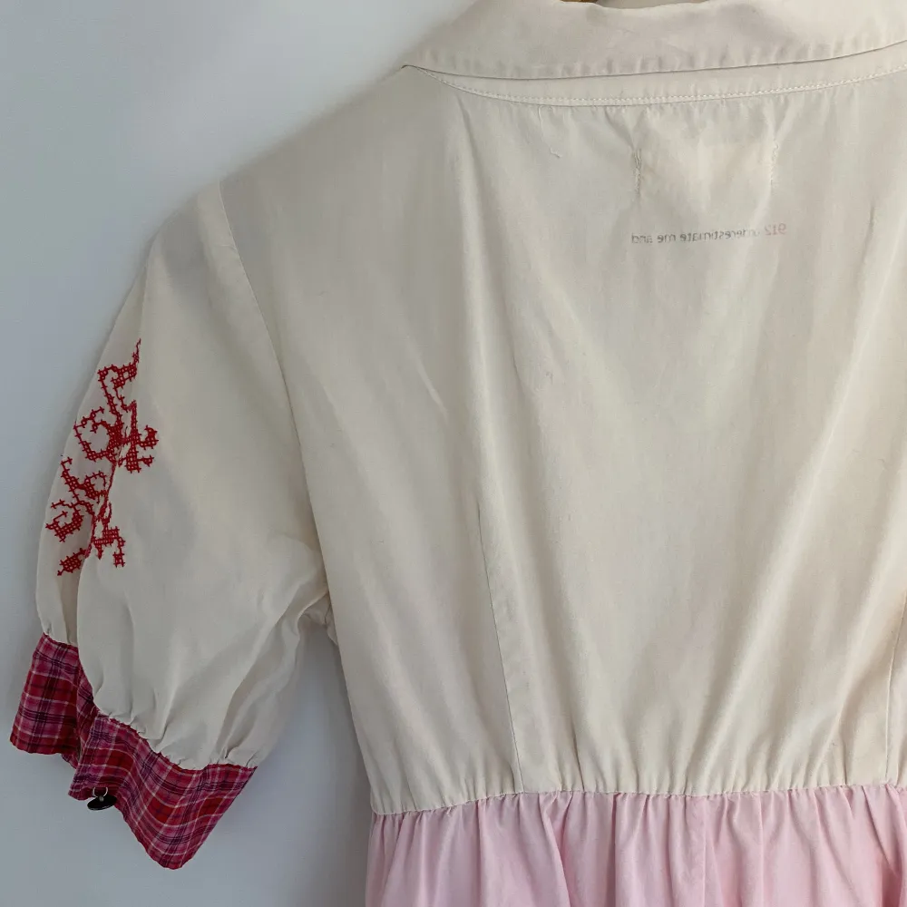 Vit & rosa klänning från Odd Molly i storlek 2 (S). Broderier och detaljer i rött, gult, lila och ceriserosa. Använd få gånger, inga tecken på användning!. Klänningar.
