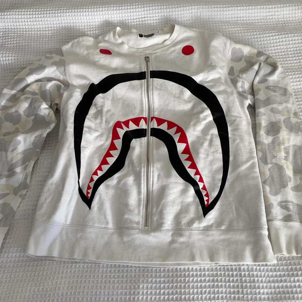 Bape shark sweetshirt. Zip i mitten av tröjan, är som en t shirt bakom, riktigt coolt och unikt! Köpt på bape store i Japan för 3 år sedan, alltså 100 % äkta. . Tröjor & Koftor.