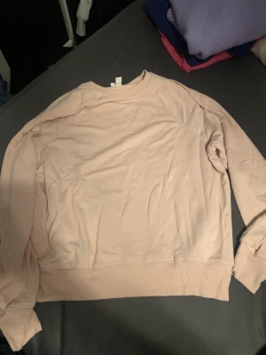 Ljusrosa sweatshirt från H&m  - Säljer nu min jättesköna tunna sweatshirt från h&m