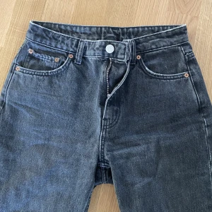 Svarta jeans - Snygga svarta jeans från weekday!