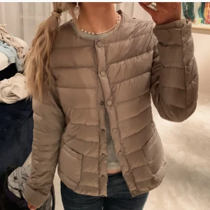 BEIGE/BRUN,,, U-ringad jacka💕 - SÅÅ fin jacka från märket OUI❤️‍🔥 skicket är super bra!! Jag är 168. SKICKAR INTE MER BILDER så fråga inte🙏🏻🙏🏻
