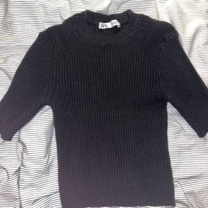 Svart stickad topp - Snygg stickad topp från zara i jättefint skick!❤️ 