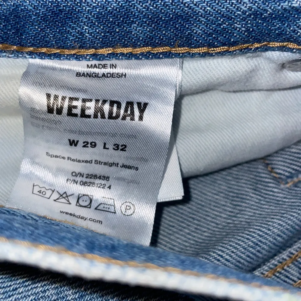 Ett par väl omhändertagna weekday jeans med storleken 29/32. De är stora i midjan. Jeans & Byxor.