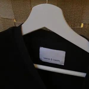 Säljer denna svarta supermjuka tröja från Samsoe, lite sammatsaktig! Strl M