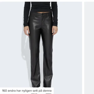 Skinnbyxor bikbok - Skinnbyxor från bik bon ”PW PU Low” skriv för fler bilder💕köpt för 600kr