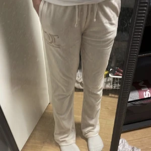 Juicy  - Säljer mina juicy byxor som jag inte använder längre, fint skick köptes för 550💕