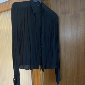 Blus - Blus med knappar i skirt material