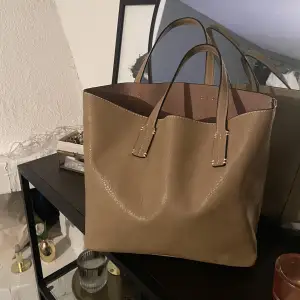 En fin väska tillhörande en stor nessesär:) Perfekt storlek 