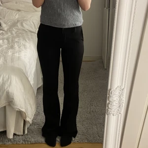Svarta kostymbyxor  - Sååå fina kostymbyxor från Design by Si💕 De går ut ner till/bootcut och sitter tajt upptill!