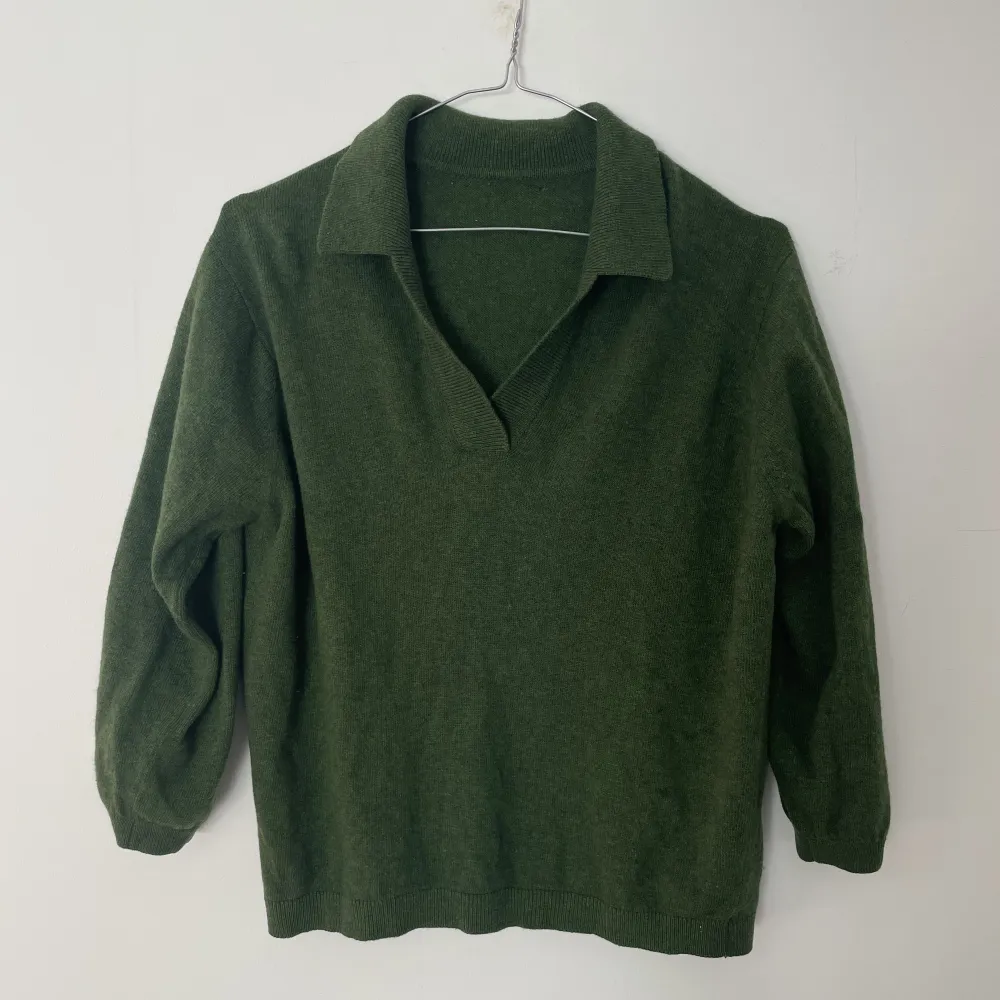 Grön tröja 100% ull. Väldigt bra skick, knappt använd! . Tröjor & Koftor.