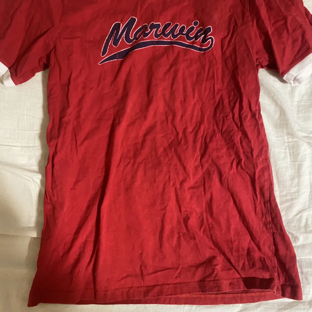 Röd tröja, storlek XL men mer som M (sitter löst på M)😊. T-shirts.
