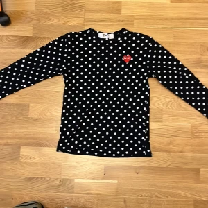 Comme das garçon tröja - Säljer en cdg tröja (långarmad) har inte använt den på länge. Storlek m men sitter typ som en s. 