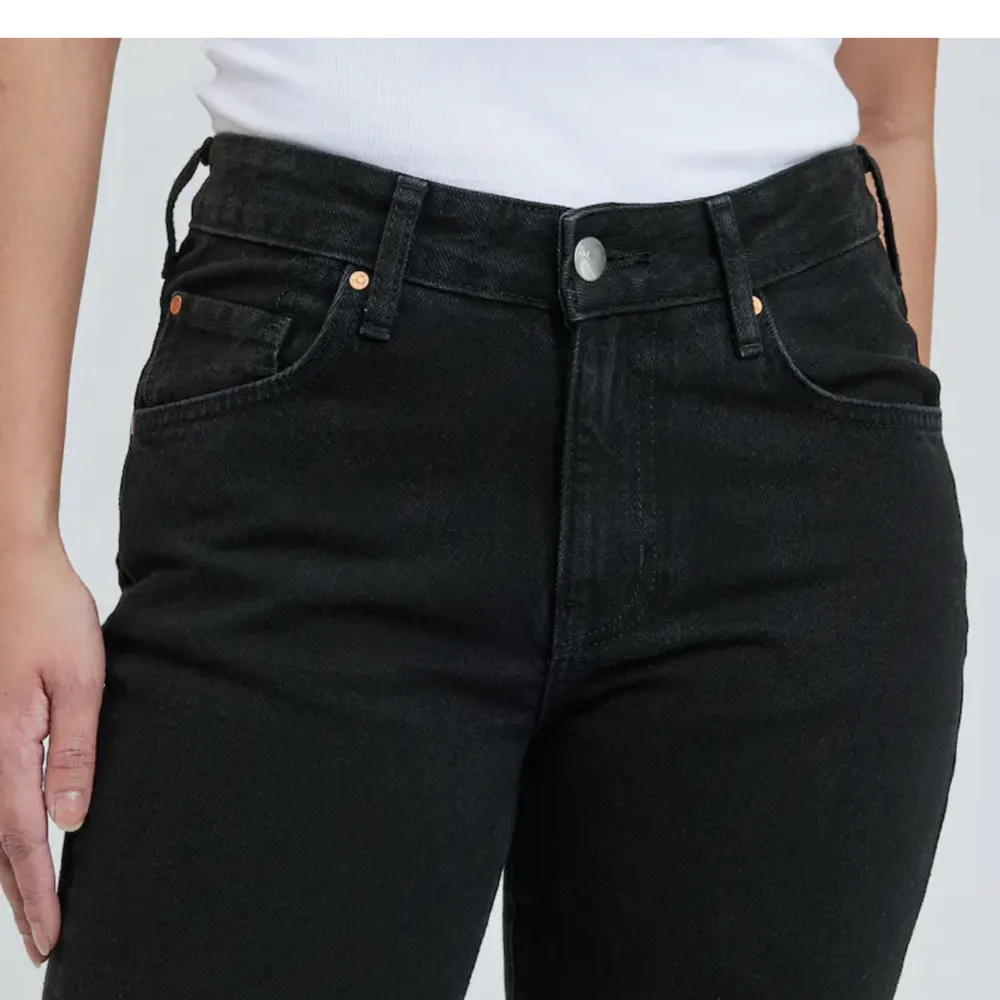 Säljer mina svarta lågmidjade jeans från BikBok, varsamt använda och fint skick! Straight modell. Klippt ner längden och de passar en som är 158-165!  350kr inklusive frakt, nypris 699kr.  Fler bilder finns att skickas! . Jeans & Byxor.