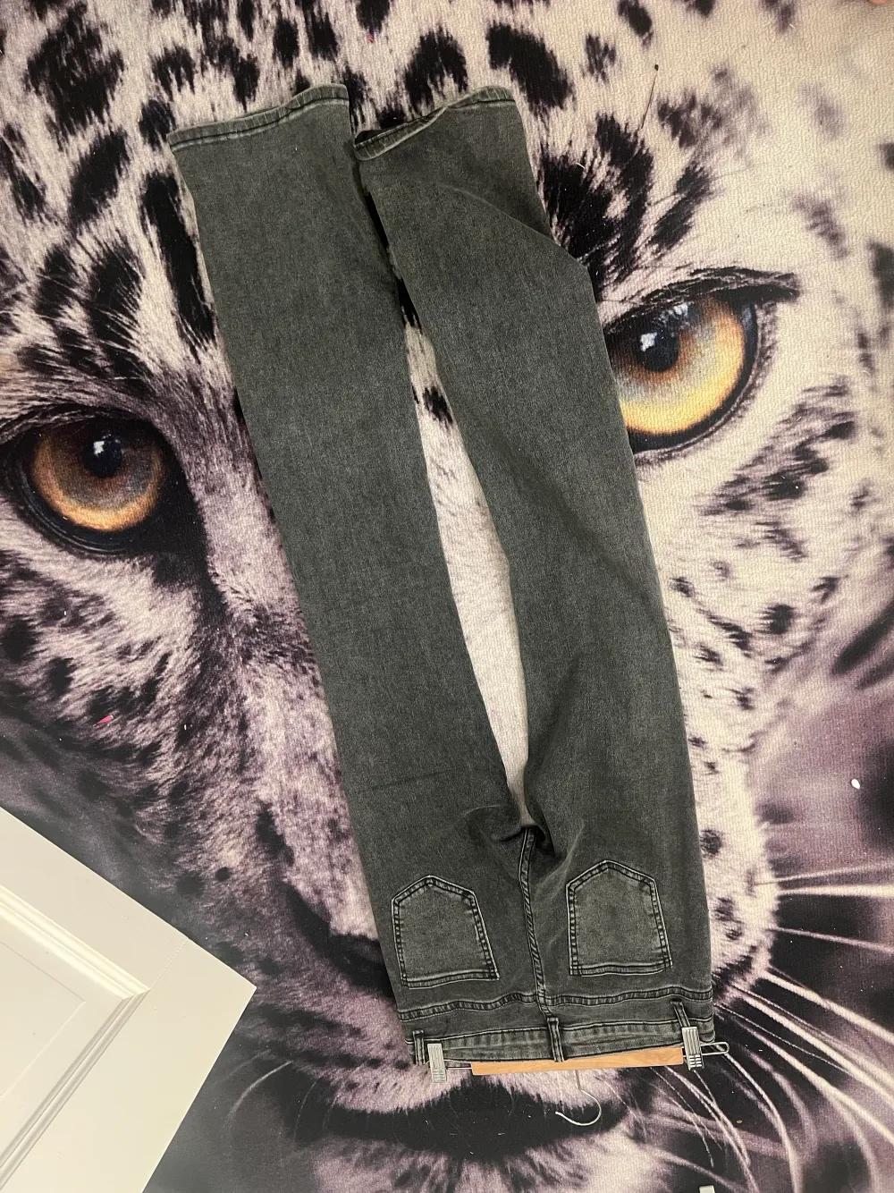 Säljer mina svarta lågmidjade jeans då de inte kommer till användning. Bra skick, lite trasig (se bild 3). Från shein . Jeans & Byxor.