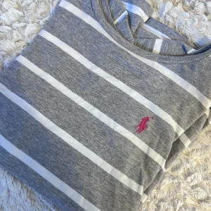 Ralph Lauren  - Randig grå T-shirt från Ralph Lauren❤️nästan som en ny✨