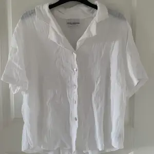 Fin vit skjorta från Lindex. Storlek M/L. Köpt second hand. Frakt tillkommer