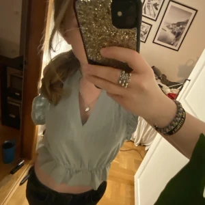 Blus - !!INTRESSEKOLL!! På denna gröna blus som är perfekt för våren & sommaren 🌺💘helt oanvänd med prislappen på😋 Orignellpriset är 700kr men köpt för 250kr🤩
