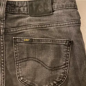 Ett par jättesnygga gråa jeans från märket Lee, de är raka i modellen och i superbra skick och jag säljer dem för att de tyvärr är förstora. Storleken är 29 i midjan och 31 i längden, jag är 168 cm för er som undrar ❤️