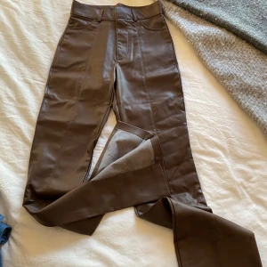 Fake skinnbyxor  - Skinnbyxor från zara, akitsnygga men kan inte ha på mig då det är för långa för mig som är 160 cm 
