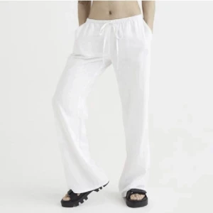 Linnebyxor H&M - Säljer dessa populära lågmidjade linnebyxor från HM som blivit helt slutsålda.  Oanvända😊  kan alternativ posta med frimärken för 20kr ( ej spårbard) istället för fraktpriset på plick❤️