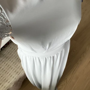 Balklänning  - Säljer även denna balklänning fast i ljusblå (Se sista bilden)🥰 klänningen är ifrån bubbelroom i storlek 34. Endast använd 1 gång. Nypris 1000kr slutsålda på hemsidan. Hör av dig vid intresse☺️