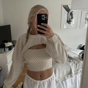 Stickat set  - Säljer detta stickade set med ett linne och en tröja att ha över, ifrån HM. Storlek S på båda delarna. Använt 1 gång därav bra skick. Båda delarna för 250kr. Frakt tillkommer💕