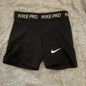 Nike pro  - Knappt använda 