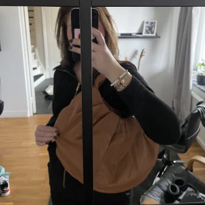 Brun väska - Brun väska från Åhléns, aldrig använd så den är i fint skick. Pris 100 kr 
