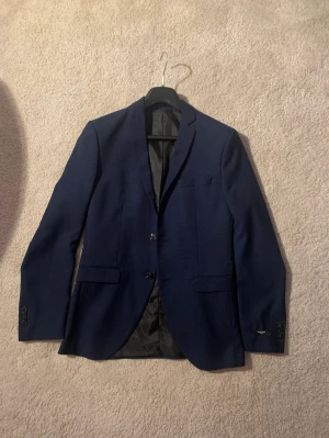 Kavaj | Jack & Jones  - Knappt använd, säljer kavajen då den ej passar längre. Kan mötas upp i Karlstad. 