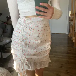 Säljer en söt kjol!!!💖💖 Jag har sytt in den själv och den kan därmed sprättas upp för att passa storlek M