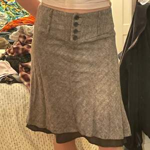 supersöt 60/70-tals kjol med knappar och dubbla tyger 😇